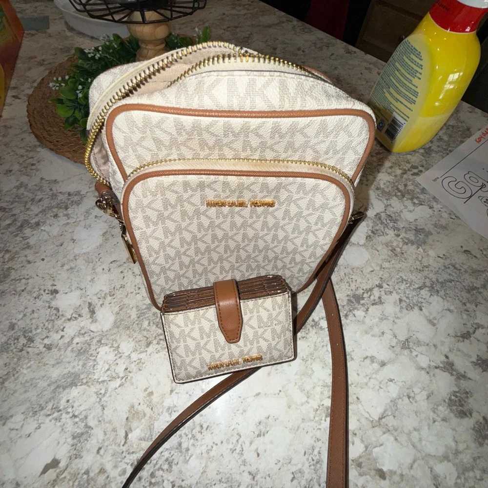 Michael Kors crossbody with Cream and Tan Card Holder - Picture 8 of 16